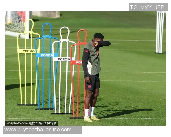 穆勒回归拜仁主场观看比赛坐赫内斯专属座位引发球迷热议