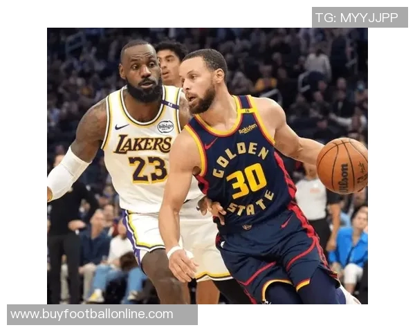 老将默契配合霍福德助攻库里精彩反篮打成21