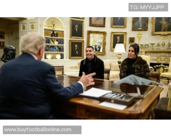 C罗身着西装出席白宫晚宴与美国防长亲密合影引发热议