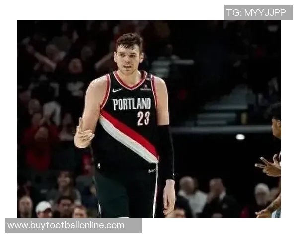 克林根在比赛中受伤手臂不适开拓者媒体人希望只是轻伤无大碍