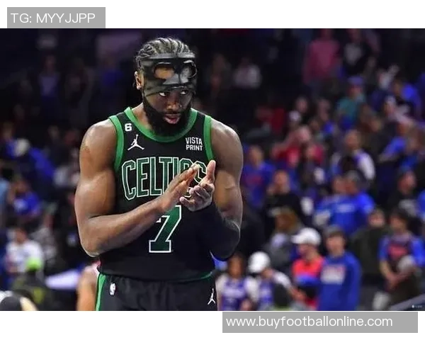 杰伦布朗半场表现惊艳12投7中砍下17分并贡献4篮板3助攻三分球命中率高达75