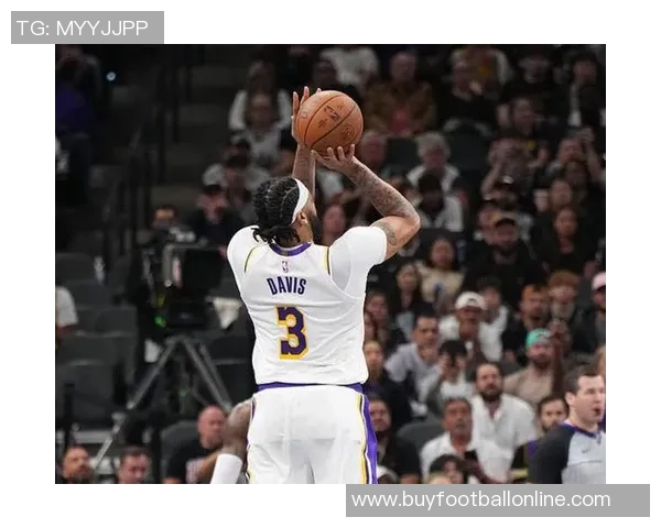 浓眉半场表现抢眼高效得分15分7篮板还命中一记三分球