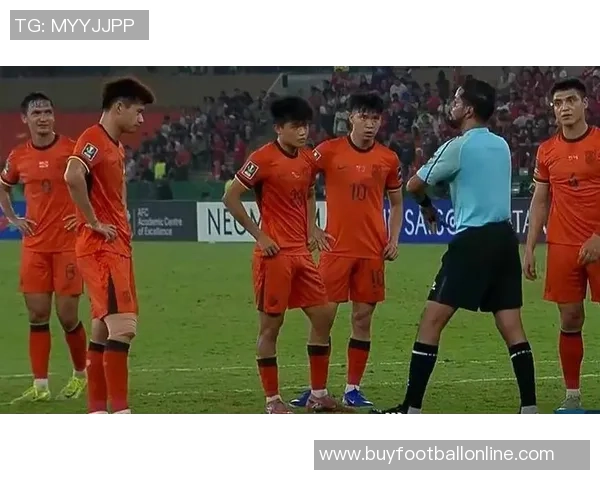 何超手球染黄引争议裁判漏判浙江进攻王钰栋愤怒砸球抗议